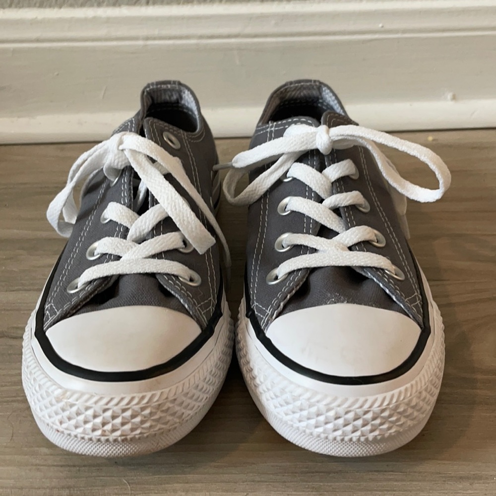 Size 5 Women’s gray converse never worn